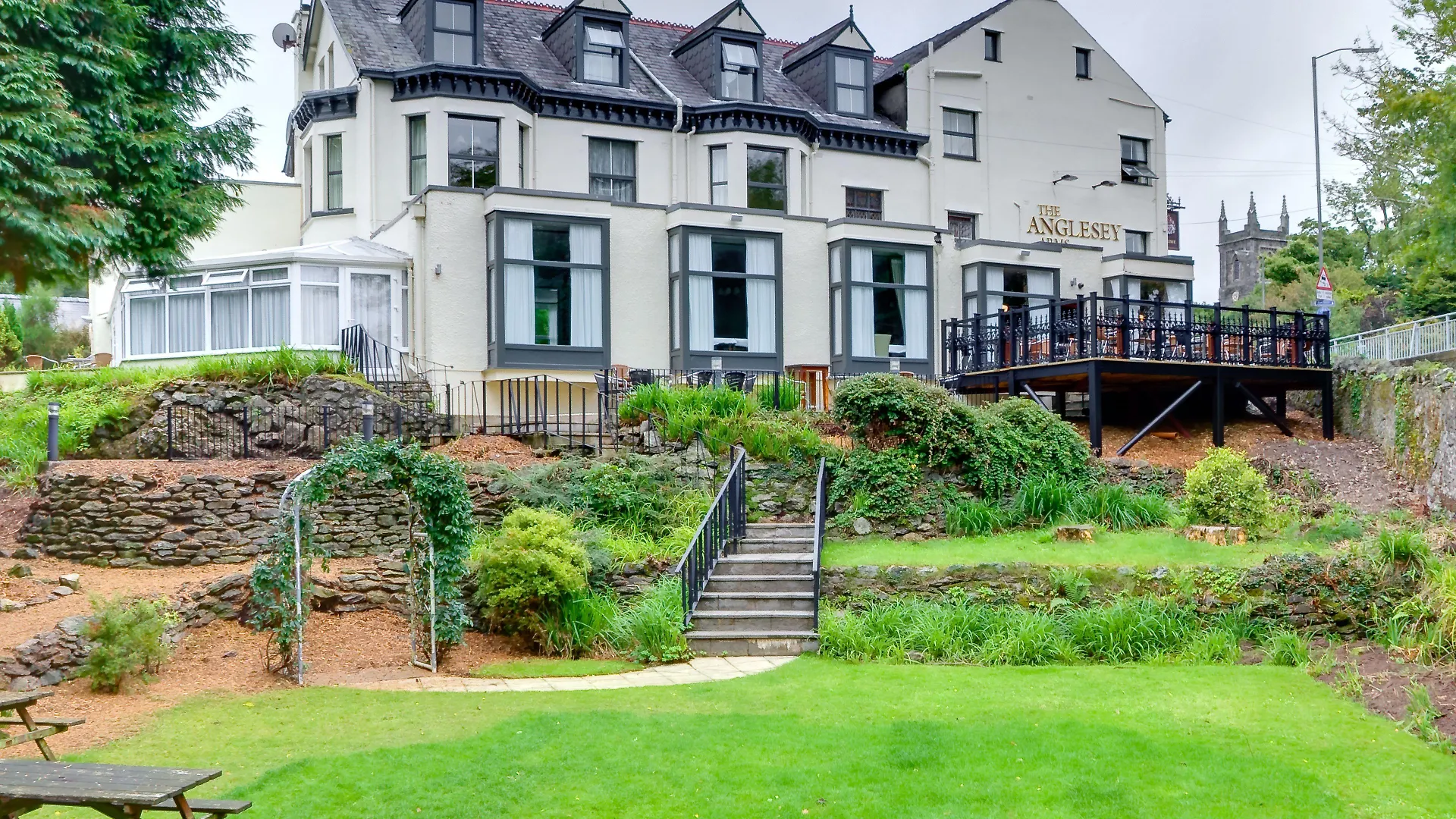 4 Highly Rated Hotels Close to GreenWood Forest Park