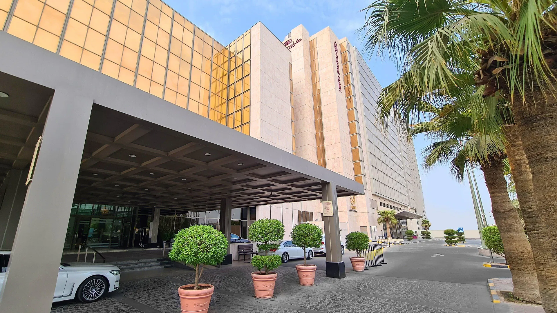 Near The Mirror House: 4 Five-Star Kuwait City Hotels Compared