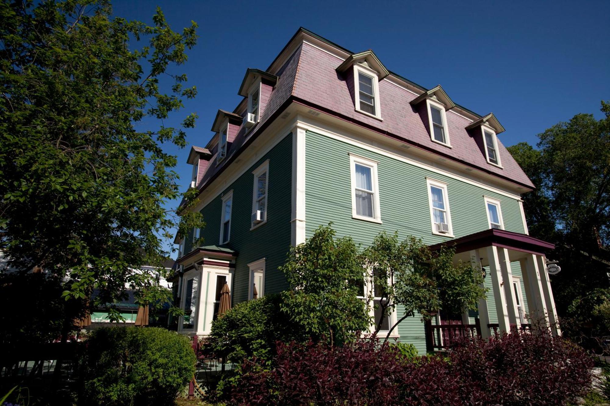 8 Romantic Hotels in Eastern Townships That Couples Love