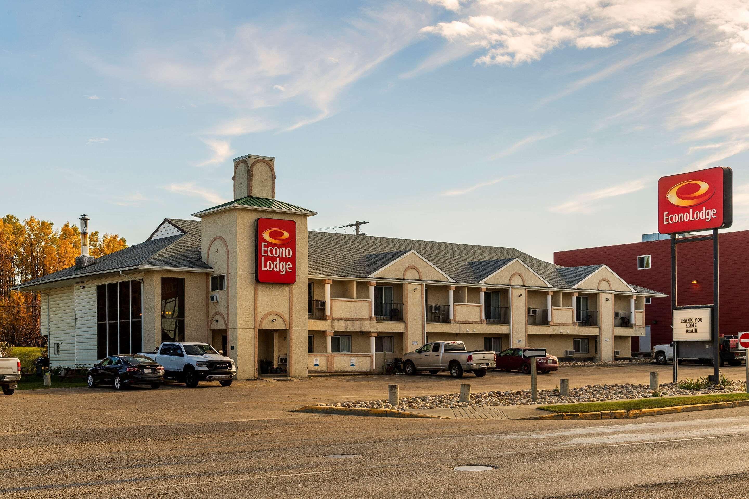 4 Lodge Hotels In Alberta That Actually Deliver