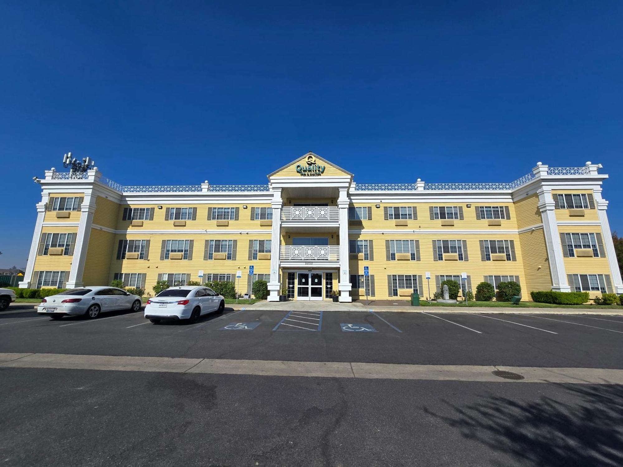 4 Leisure Hotels Near Country M Ranch Worth Booking